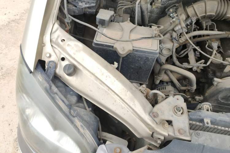 Used FORTHING Lingzhi 2015 V3 1.5L 7-Seater Luxury Model Engine Bay Right