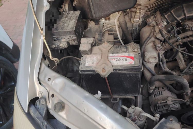 Used FORTHING Lingzhi 2015 M3 1.6L 7-Seater Luxury Model Engine Bay Right