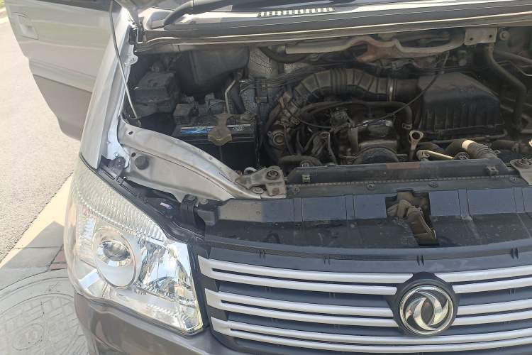 Used FORTHING Lingzhi 2015 M3 1.6L 7-Seater Comfort Model Engine Bay Right