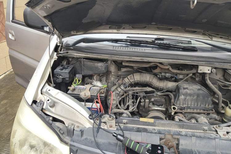 Used FORTHING Lingzhi 2015 M3 1.6L 7-Seater Comfort Model Engine Bay Right
