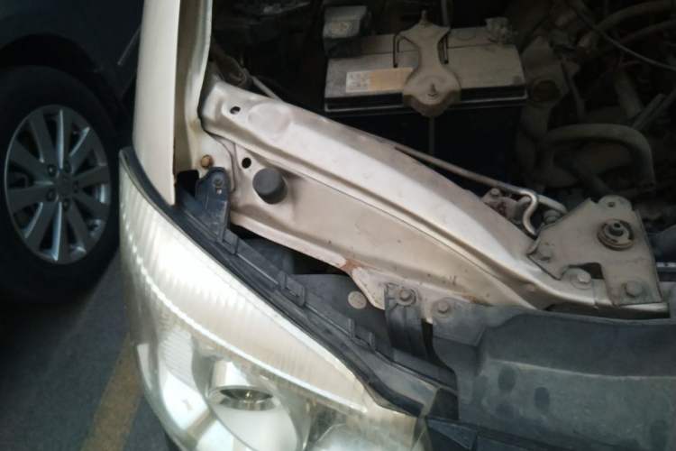 Used FORTHING Lingzhi 2015 M3 1.6L 7-Seater Comfort Model Engine Bay Right