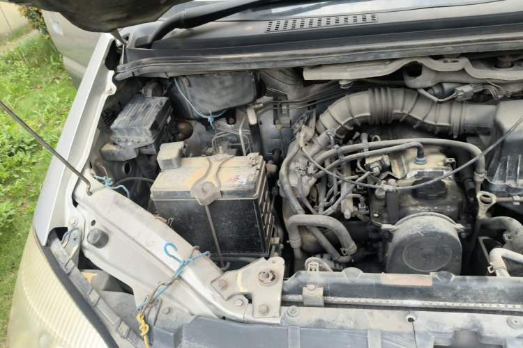 Used FORTHING Lingzhi 2015 M3 1.6L 7-Seater Comfort Model Engine Bay Right