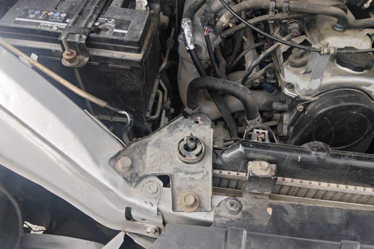 Used FORTHING Lingzhi 2015 V3 1.5L 5-Seater Special Offer Model Engine Bay Right