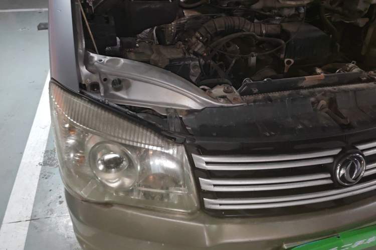 Used FORTHING Lingzhi 2015 M3 1.6L 7-Seater Comfort Model Engine Bay Right