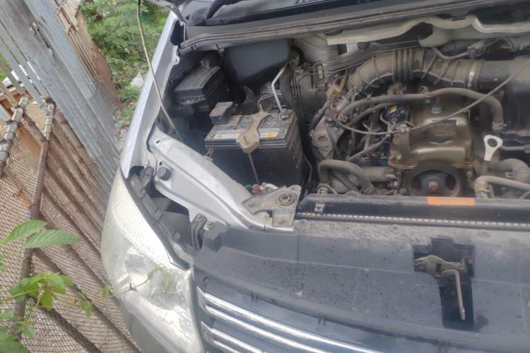 Used FORTHING Lingzhi 2015 M3 1.6L 7-Seater Comfort Model Engine Bay Right