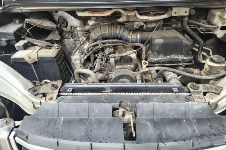 Used FORTHING Lingzhi 2015 V3 1.5L 5-Seater Special Offer Model Engine Bay