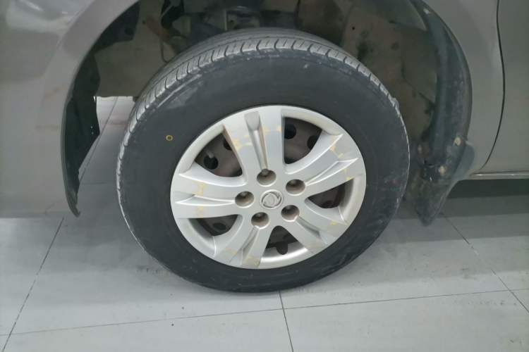 Used FORTHING Lingzhi 2015 M3 1.6L 7-Seater Standard Model Exterior 4