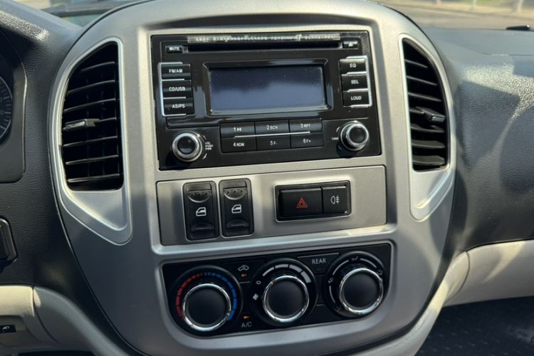 Used FORTHING Lingzhi 2015 M3 1.6L 7-Seater Luxury Model Interior 2