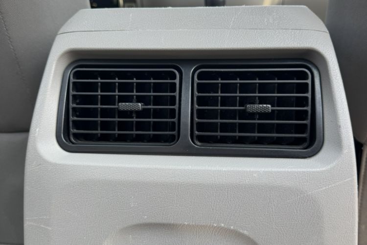 Used FORTHING Lingzhi 2015 M3 1.6L 7-Seater Luxury Model Interior 3