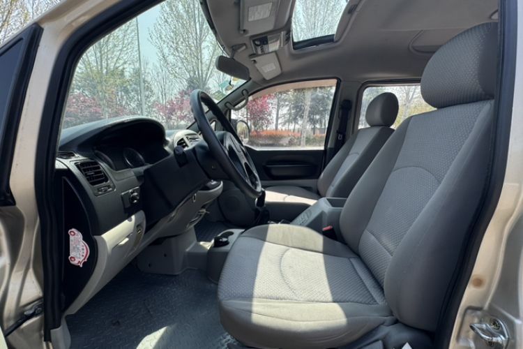 Used FORTHING Lingzhi 2015 M3 1.6L 7-Seater Luxury Model Interior 4