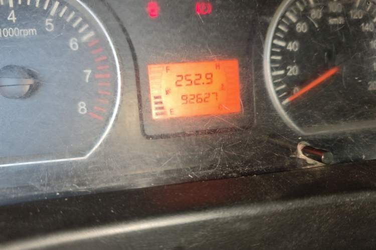 Used FORTHING Lingzhi 2015 V3 1.5L 7-seat Standard Model Odometer Close Up