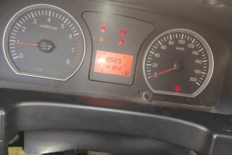 Used FORTHING Lingzhi 2015 M3 1.6L 7-Seater Luxury Model Odometer Close Up