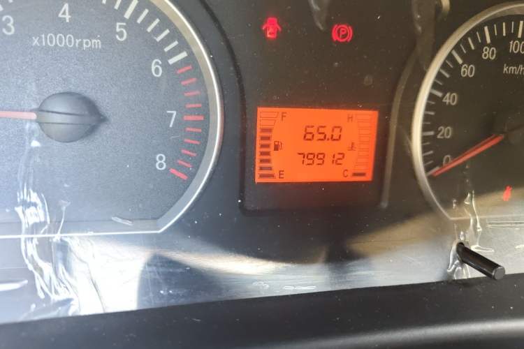 Used FORTHING Lingzhi 2015 V3 1.6L 7-Seater Standard Model Odometer Close Up