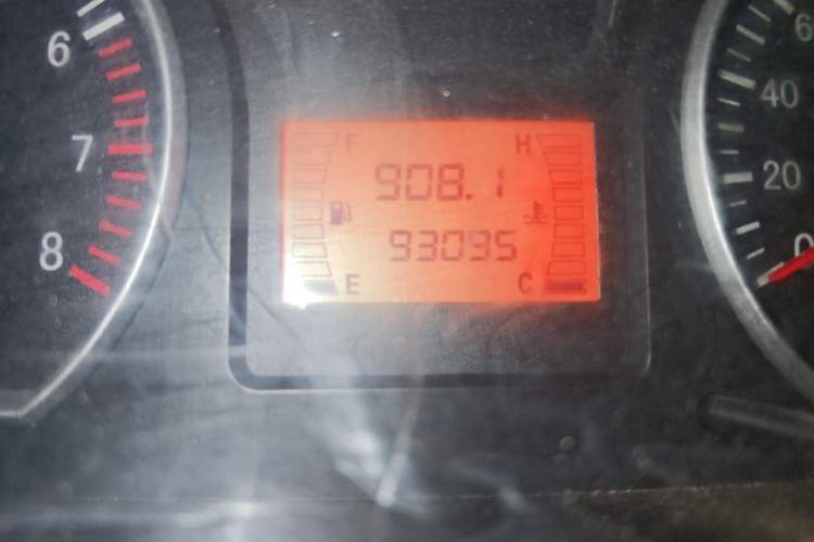 Used FORTHING Lingzhi 2015 V3 1.6L 7-Seater Standard Model Odometer Close Up