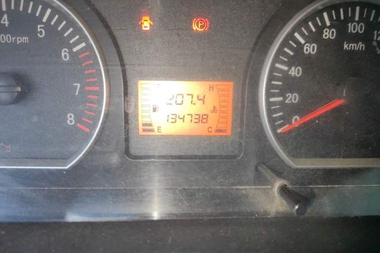 Used FORTHING Lingzhi 2015 M3 1.6L 7-Seater Comfort Model Odometer Close Up