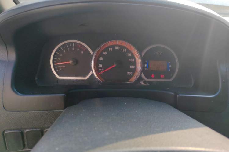 Used FORTHING Lingzhi 2015 M5 Q7 2.0L 7-seat Long-Wheelbase Comfort Model Odometer Close Up