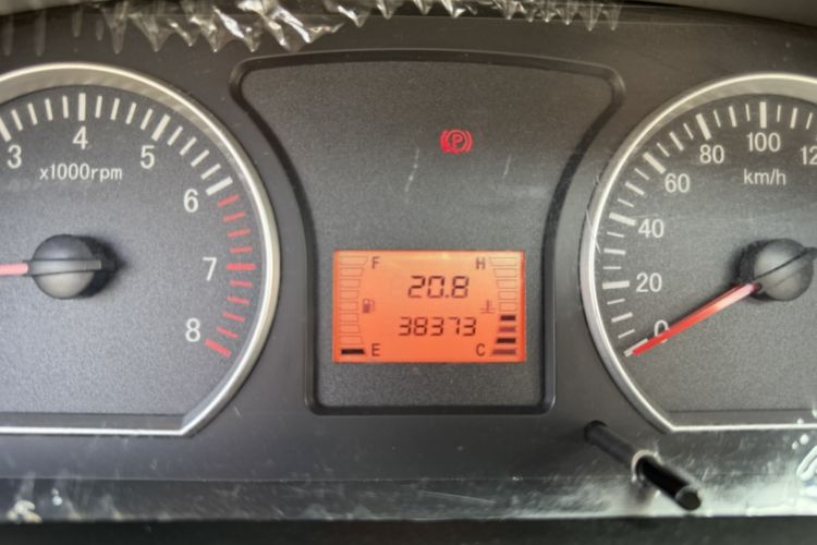 Used FORTHING Lingzhi 2015 M3 1.6L 7-Seater Luxury Model Odometer Close Up