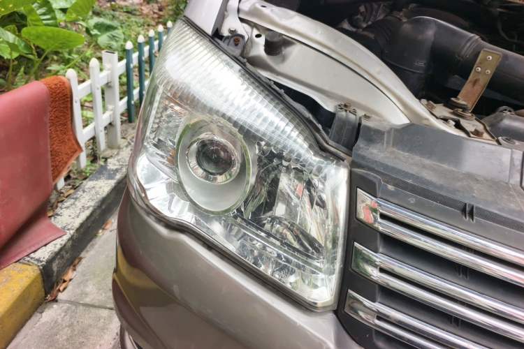 Used FORTHING Lingzhi 2015 M5 Q3 2.0L 7-seat Long-wheelbase Comfort Version Right Front Headlight