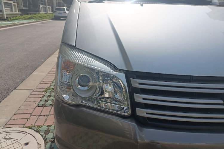 Used FORTHING Lingzhi 2015 M3 1.6L 7-Seater Comfort Model Right Front Headlight