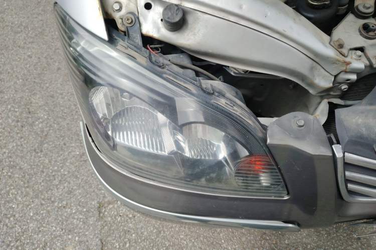 Used FORTHING Lingzhi 2015 M5 Q7 2.0L 7-seat Long-Wheelbase Comfort Model Right Front Headlight