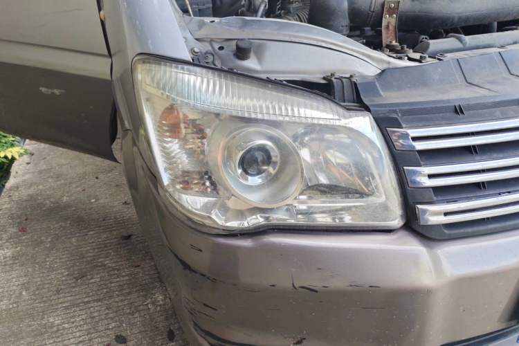 Used FORTHING Lingzhi 2015 M5 Q7 2.0L 7-seat Long-Wheelbase Comfort Model Right Front Headlight