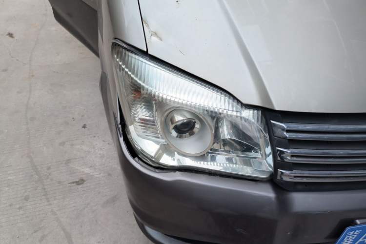 Used FORTHING Lingzhi 2015 M5 Q7 2.0L 7-seat Long-Wheelbase Comfort Model Right Front Headlight