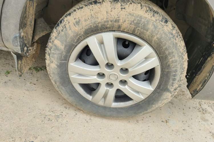 Used FORTHING Lingzhi 2015 V3 1.5L 7-Seater Luxury Model Right Front Wheel Hub