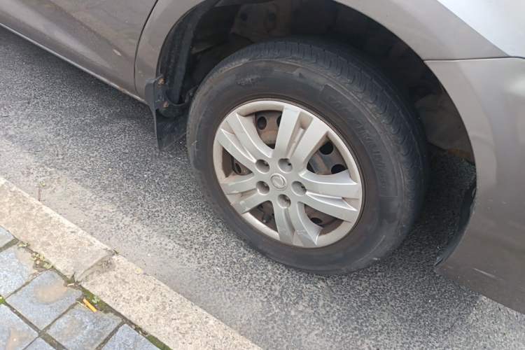 Used FORTHING Lingzhi 2015 V3 1.5L 7-Seater Luxury Model Right Front Wheel Hub
