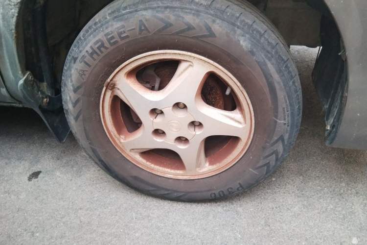 Used FORTHING Lingzhi 2015 M3 1.6L 7-Seater Comfort Model Right Front Wheel Hub