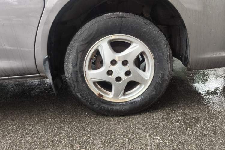 Used FORTHING Lingzhi 2015 M3 1.6L 7-Seater Luxury Model Right Front Wheel Hub