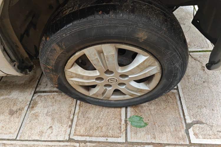 Used FORTHING Lingzhi 2015 V3 1.5L 7-Seater Comfort Model Right Front Wheel Hub