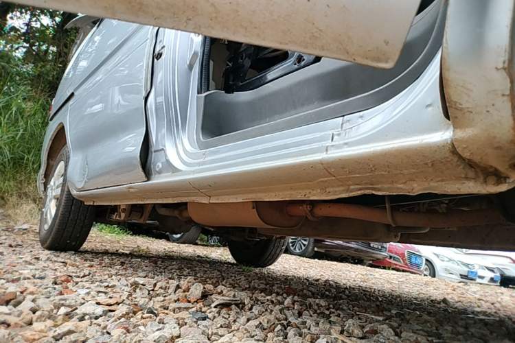 Used FORTHING Lingzhi 2015 V3 1.5L 7-seat Standard Model Right Side Sill