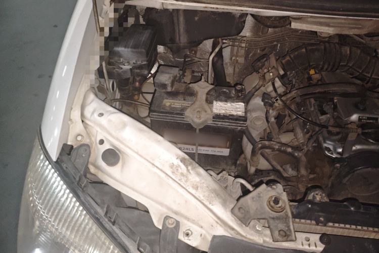 Used FORTHING Lingzhi 2015 M3 1.6L 7-Seater Comfort Model Engine Bay Right