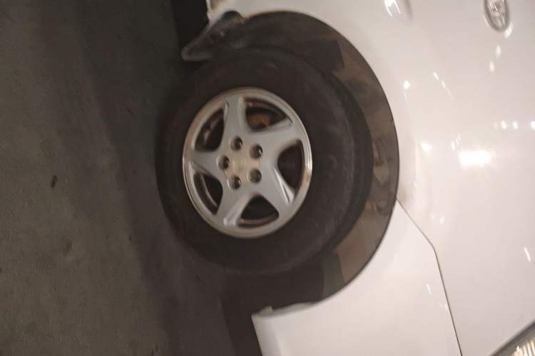 Used FORTHING Lingzhi 2015 M3 1.6L 7-Seater Comfort Model Right Front Wheel Hub