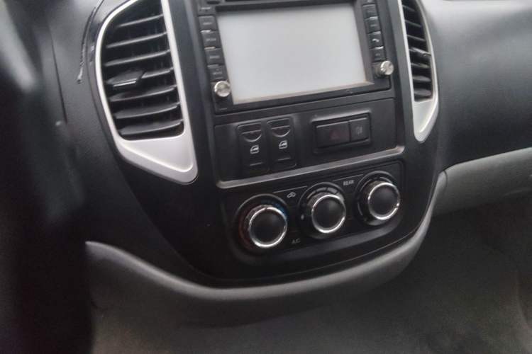 Used FORTHING Lingzhi 2015 V3 1.5L 5-Seater Special Offer Model Audio And AC Panel