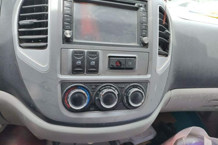 Used FORTHING Lingzhi 2015 M3 1.6L 7-Seater Comfort Model Audio And AC Panel