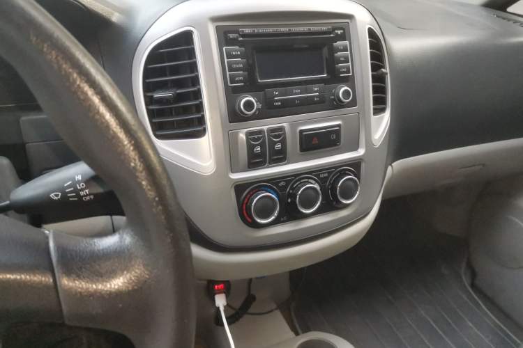 Used FORTHING Lingzhi 2015 M3 1.6L 7-Seater Luxury Model Audio And AC Panel