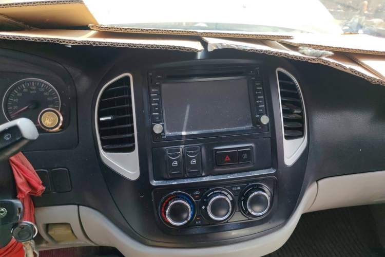 Used FORTHING Lingzhi 2015 V3 1.5L 7-Seater Luxury Model Audio And AC Panel