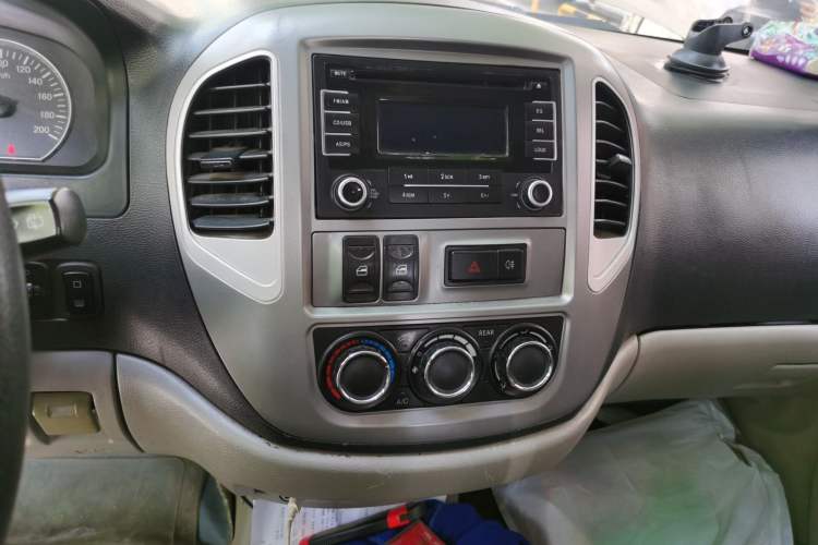 Used FORTHING Lingzhi 2015 M3 1.6L 7-Seater Luxury Model Audio And AC Panel