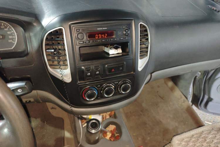 Used FORTHING Lingzhi 2015 V3 1.5L 7-seat Standard Model Audio And AC Panel