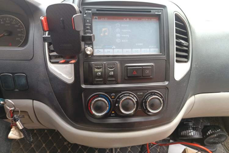 Used FORTHING Lingzhi 2015 V3 1.5L 7-Seater Luxury Model Audio And AC Panel