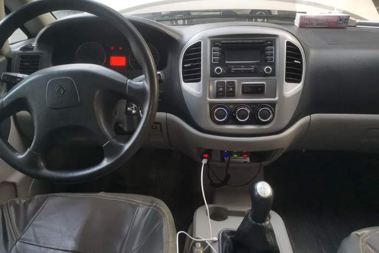 Used FORTHING Lingzhi 2015 M3 1.6L 7-Seater Luxury Model Center Console
