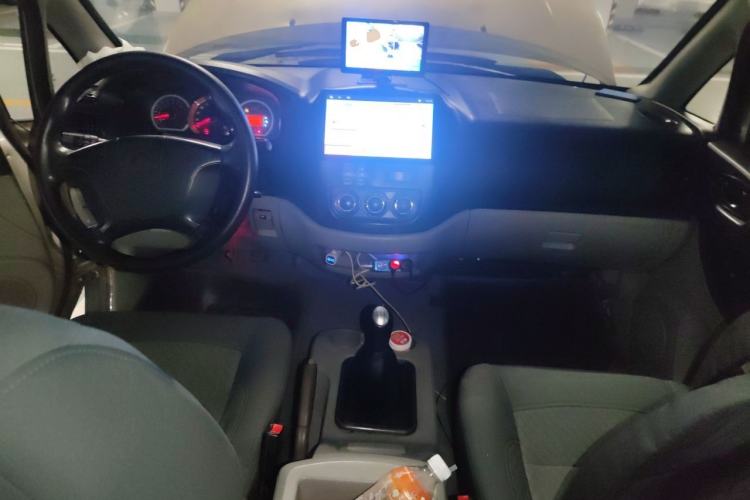 Used FORTHING Lingzhi 2015 M5 Q7 2.0L 7-seat Long-Wheelbase Comfort Model Center Console
