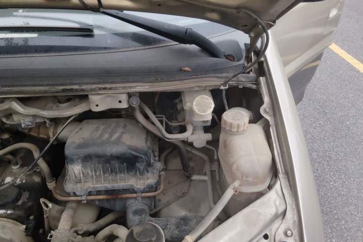 Used FORTHING Lingzhi 2015 V3 1.5L 5-Seater Special Offer Model Engine Bay Left