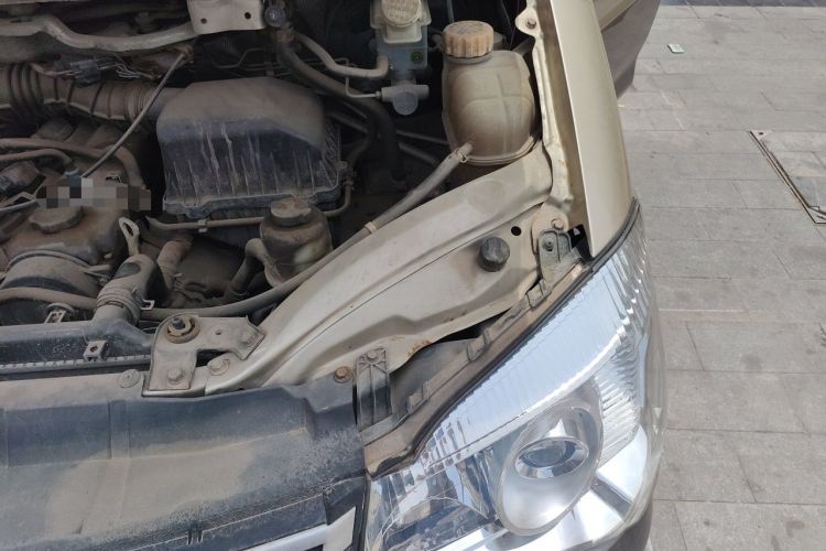 Used FORTHING Lingzhi 2015 M3 1.6L 7-Seater Comfort Model Engine Bay Left