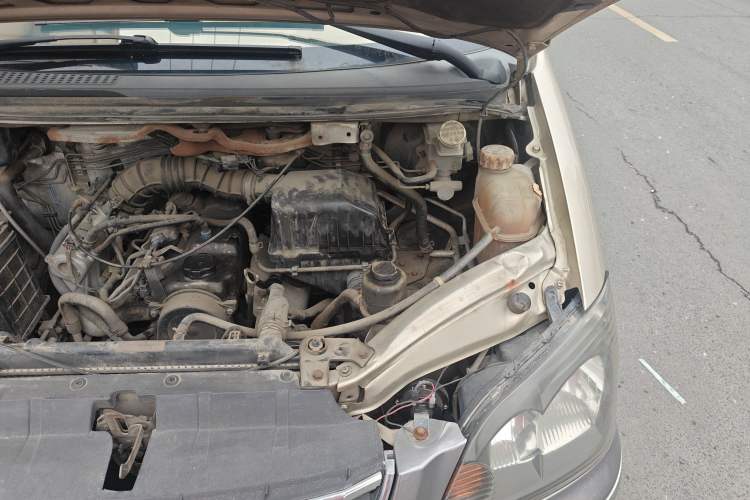 Used FORTHING Lingzhi 2015 V3 1.5L 7-Seater Luxury Model Engine Bay Left
