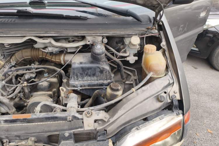 Used FORTHING Lingzhi 2015 V3 1.5L 5-Seater Special Offer Model Engine Bay Left