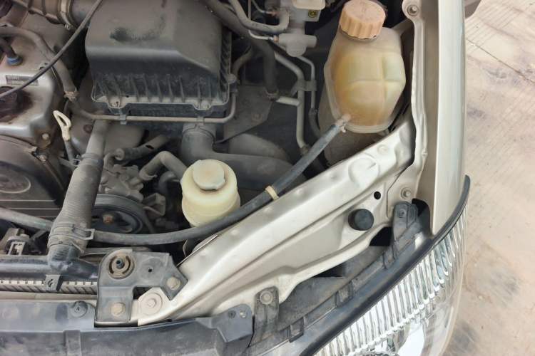 Used FORTHING Lingzhi 2015 M3 1.6L 7-Seater Comfort Model Engine Bay Left