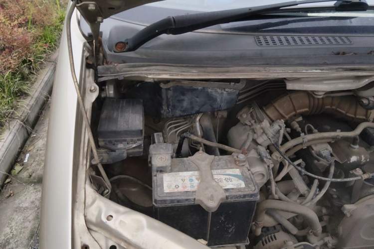 Used FORTHING Lingzhi 2015 V3 1.5L 5-Seater Special Offer Model Engine Bay Right