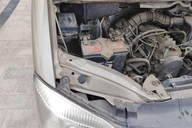 Used FORTHING Lingzhi 2015 M3 1.6L 7-Seater Comfort Model Engine Bay Right